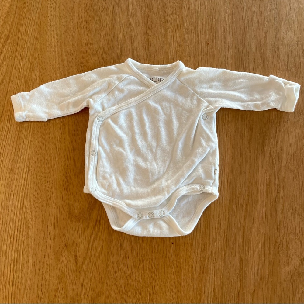 MORI baby white long sleeve kimono onesie